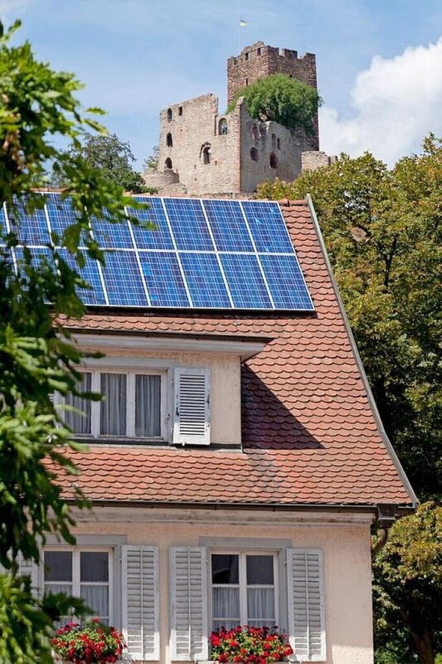 Moderne trifft Historie: Eine Photovol...Kastelburg erzeugt kologischen Strom.  | Foto: Stadtwerke Waldkirch