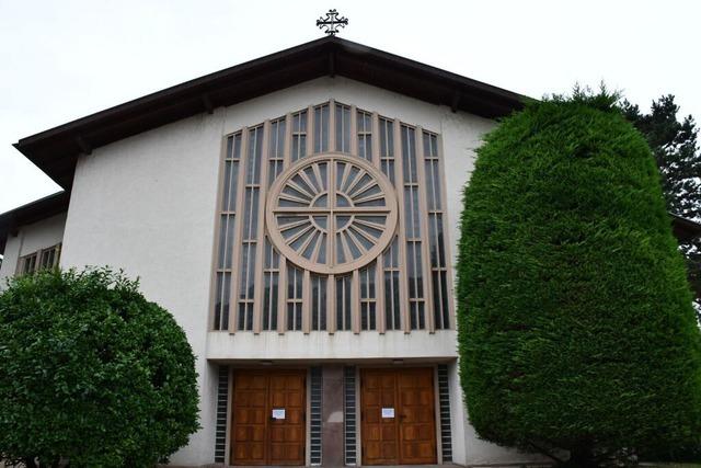 Dach der katholischen Kirche in Grenzach-Wyhlen hat meterlange Risse