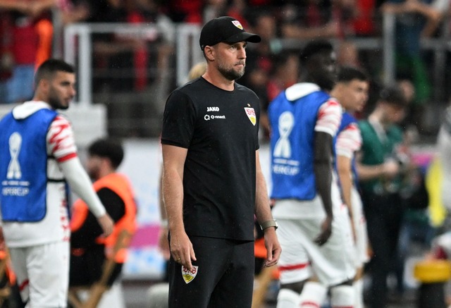 VfB-Trainer Sebastian Hoene&szlig; bli... Leistungen der Stuttgarter Defensive.  | Foto: Bernd Thissen/dpa