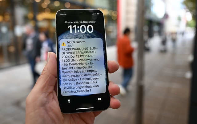 &Uuml;ber Cell Broadcast wurde eine Nachricht an die Menschen geschickt.  | Foto: Bernd Wei&szlig;brod/dpa