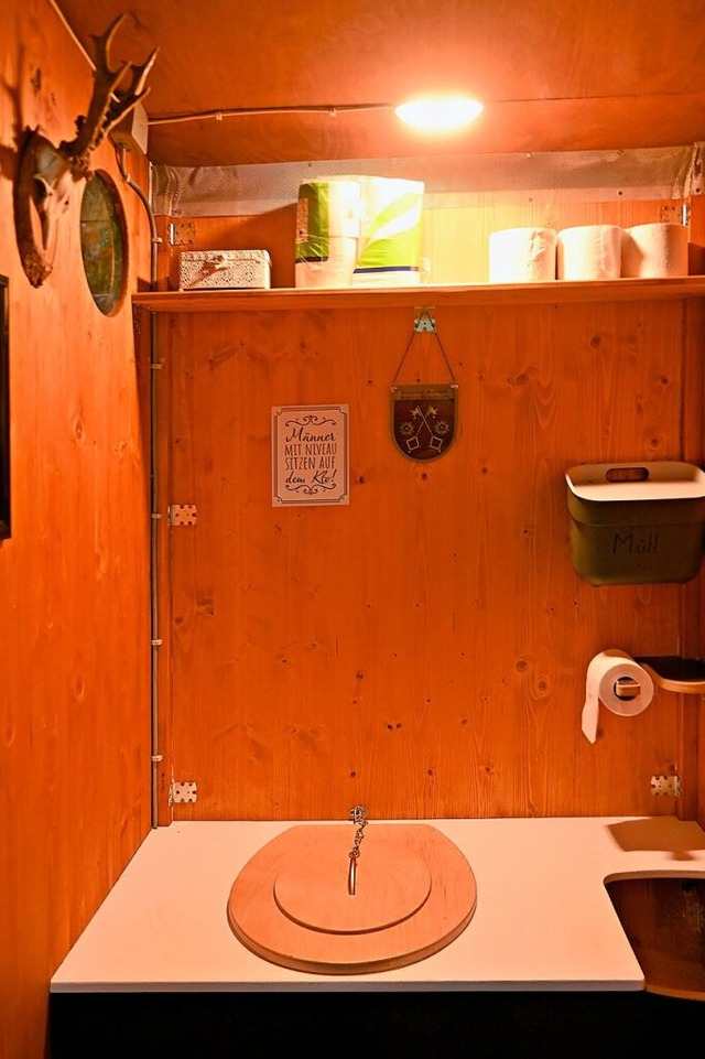 Ein Blick ins Innere der mit Holz verkleideten Toilette.  | Foto: Wolfgang Scheu