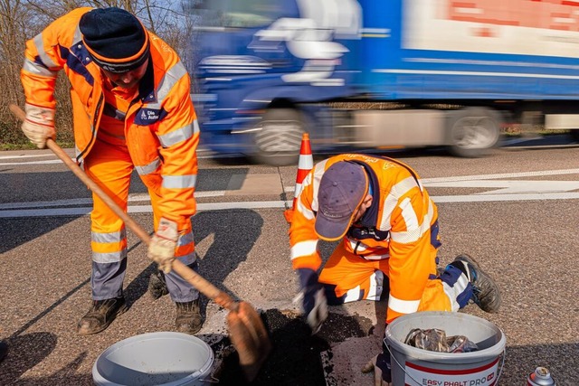 Die Mitarbeiter der Straenmeisterei F...mern sich um 78 Kilometer Autobahn A5.  | Foto: Hubert Gemmert