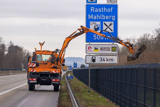 Auch der Grnschnitt zhlt zu den Aufgaben der Straenmeisterei.  | Foto: Hubert Gemmert