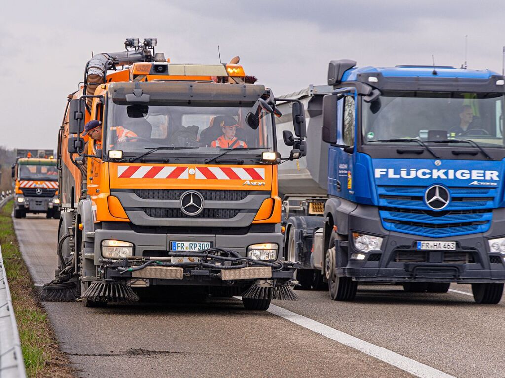 Immer viel zu tun gibt es auf den deutschen Autobahnen. Zu jeder Jahreszeit geben die Mitarbeiter der Autobahnmeisterei Freiburg-Hochdorf alles, um die A 5 zwischen Schutterwald und Neuenburg-Griheim fr den Verkehr sicherer zu machen.