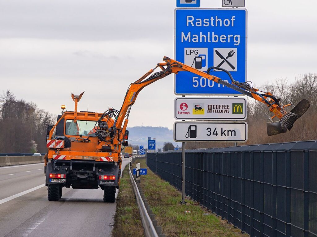 Immer viel zu tun gibt es auf den deutschen Autobahnen. Zu jeder Jahreszeit geben die Mitarbeiter der Autobahnmeisterei Freiburg-Hochdorf alles, um die A 5 zwischen Schutterwald und Neuenburg-Griheim fr den Verkehr sicherer zu machen.