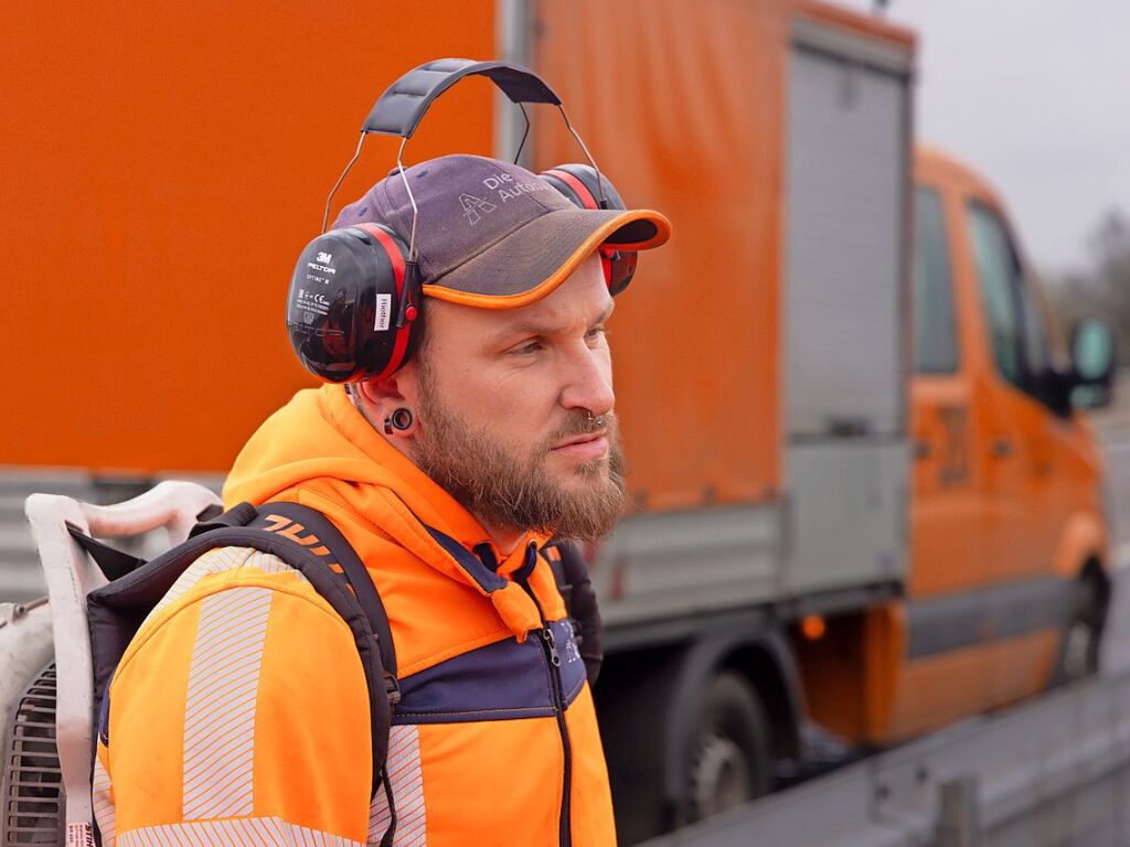 Immer viel zu tun gibt es auf den deutschen Autobahnen. Zu jeder Jahreszeit geben die Mitarbeiter der Autobahnmeisterei Freiburg-Hochdorf alles, um die A 5 zwischen Schutterwald und Neuenburg-Griheim fr den Verkehr sicherer zu machen.