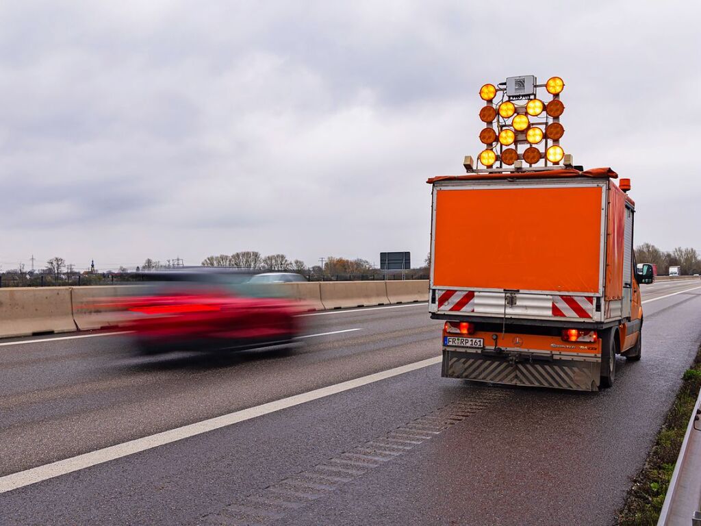 Immer viel zu tun gibt es auf den deutschen Autobahnen. Zu jeder Jahreszeit geben die Mitarbeiter der Autobahnmeisterei Freiburg-Hochdorf alles, um die A 5 zwischen Schutterwald und Neuenburg-Griheim fr den Verkehr sicherer zu machen.