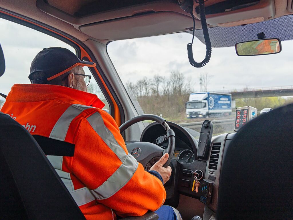 Immer viel zu tun gibt es auf den deutschen Autobahnen. Zu jeder Jahreszeit geben die Mitarbeiter der Autobahnmeisterei Freiburg-Hochdorf alles, um die A 5 zwischen Schutterwald und Neuenburg-Griheim fr den Verkehr sicherer zu machen.