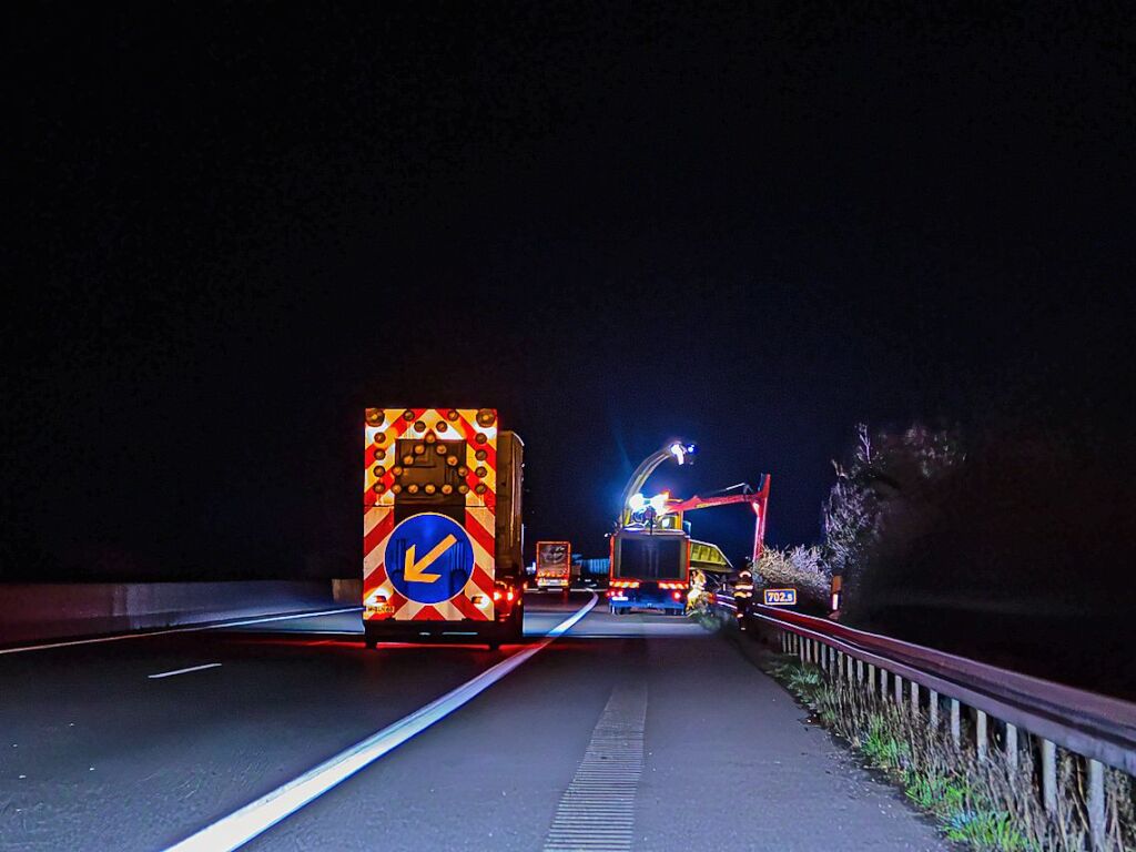 Immer viel zu tun gibt es auf den deutschen Autobahnen. Zu jeder Jahreszeit geben die Mitarbeiter der Autobahnmeisterei Freiburg-Hochdorf alles, um die A 5 zwischen Schutterwald und Neuenburg-Griheim fr den Verkehr sicherer zu machen.