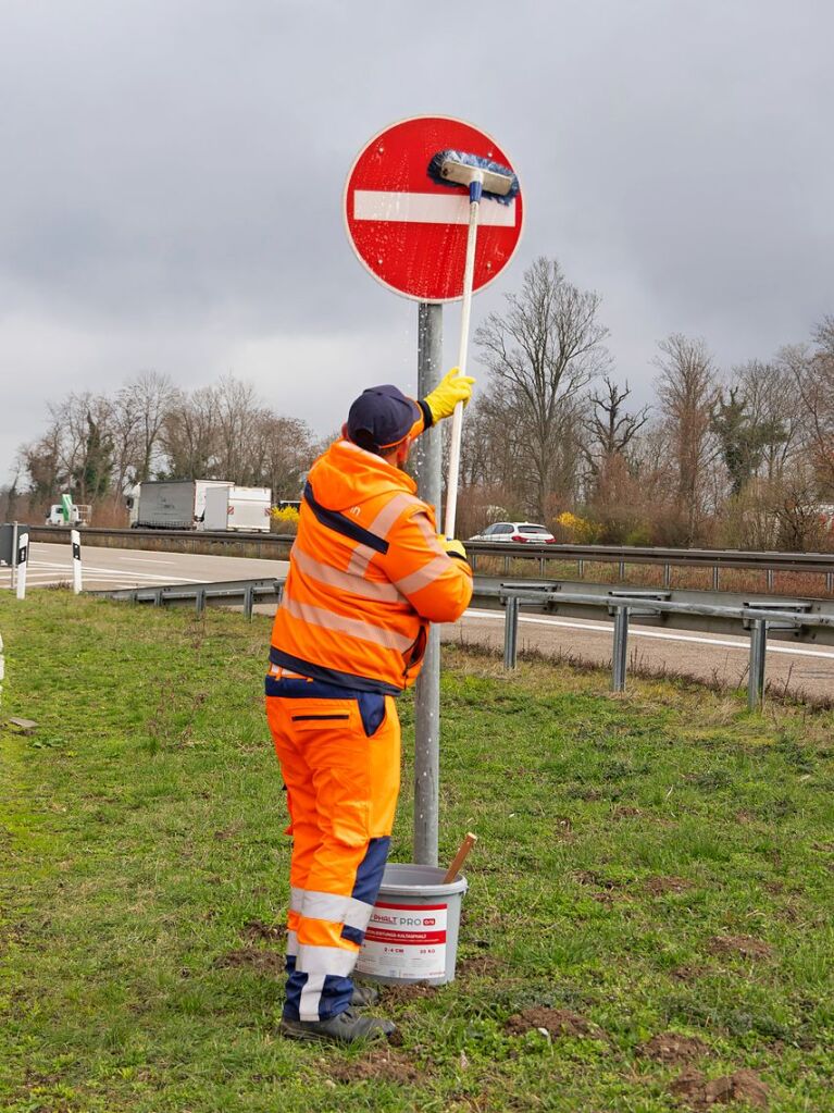 Immer viel zu tun gibt es auf den deutschen Autobahnen. Zu jeder Jahreszeit geben die Mitarbeiter der Autobahnmeisterei Freiburg-Hochdorf alles, um die A 5 zwischen Schutterwald und Neuenburg-Griheim fr den Verkehr sicherer zu machen.