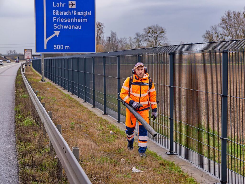 Immer viel zu tun gibt es auf den deutschen Autobahnen. Zu jeder Jahreszeit geben die Mitarbeiter der Autobahnmeisterei Freiburg-Hochdorf alles, um die A 5 zwischen Schutterwald und Neuenburg-Griheim fr den Verkehr sicherer zu machen.