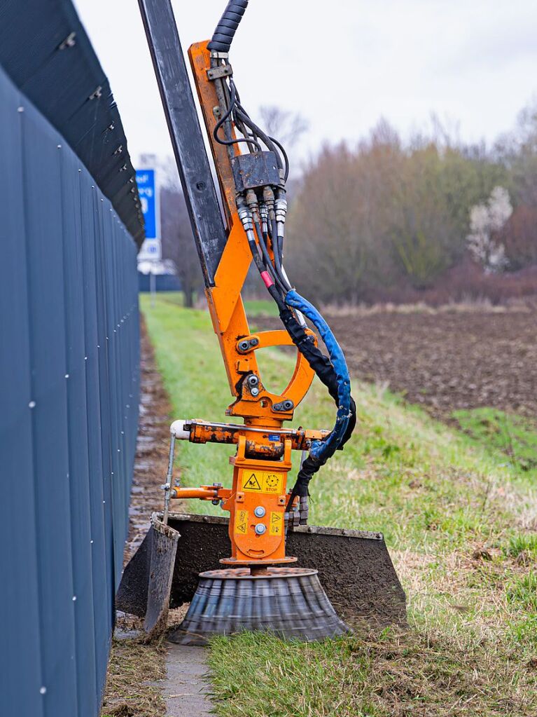 Immer viel zu tun gibt es auf den deutschen Autobahnen. Zu jeder Jahreszeit geben die Mitarbeiter der Autobahnmeisterei Freiburg-Hochdorf alles, um die A 5 zwischen Schutterwald und Neuenburg-Griheim fr den Verkehr sicherer zu machen.