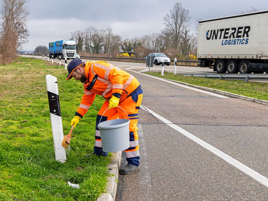 Immer viel zu tun gibt es auf den deutschen Autobahnen. Zu jeder Jahreszeit geben die Mitarbeiter der Autobahnmeisterei Freiburg-Hochdorf alles, um die A 5 zwischen Schutterwald und Neuenburg-Griheim fr den Verkehr sicherer zu machen.