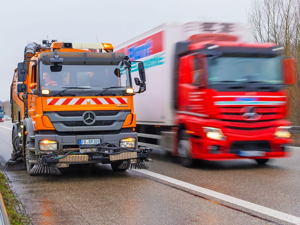 Immer viel zu tun gibt es auf den deutschen Autobahnen. Zu jeder Jahreszeit geben die Mitarbeiter der Autobahnmeisterei Freiburg-Hochdorf alles, um die A 5 zwischen Schutterwald und Neuenburg-Griheim fr den Verkehr sicherer zu machen.