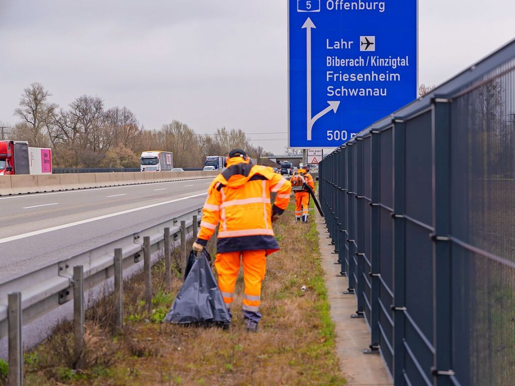 Immer viel zu tun gibt es auf den deutschen Autobahnen. Zu jeder Jahreszeit geben die Mitarbeiter der Autobahnmeisterei Freiburg-Hochdorf alles, um die A 5 zwischen Schutterwald und Neuenburg-Griheim fr den Verkehr sicherer zu machen.