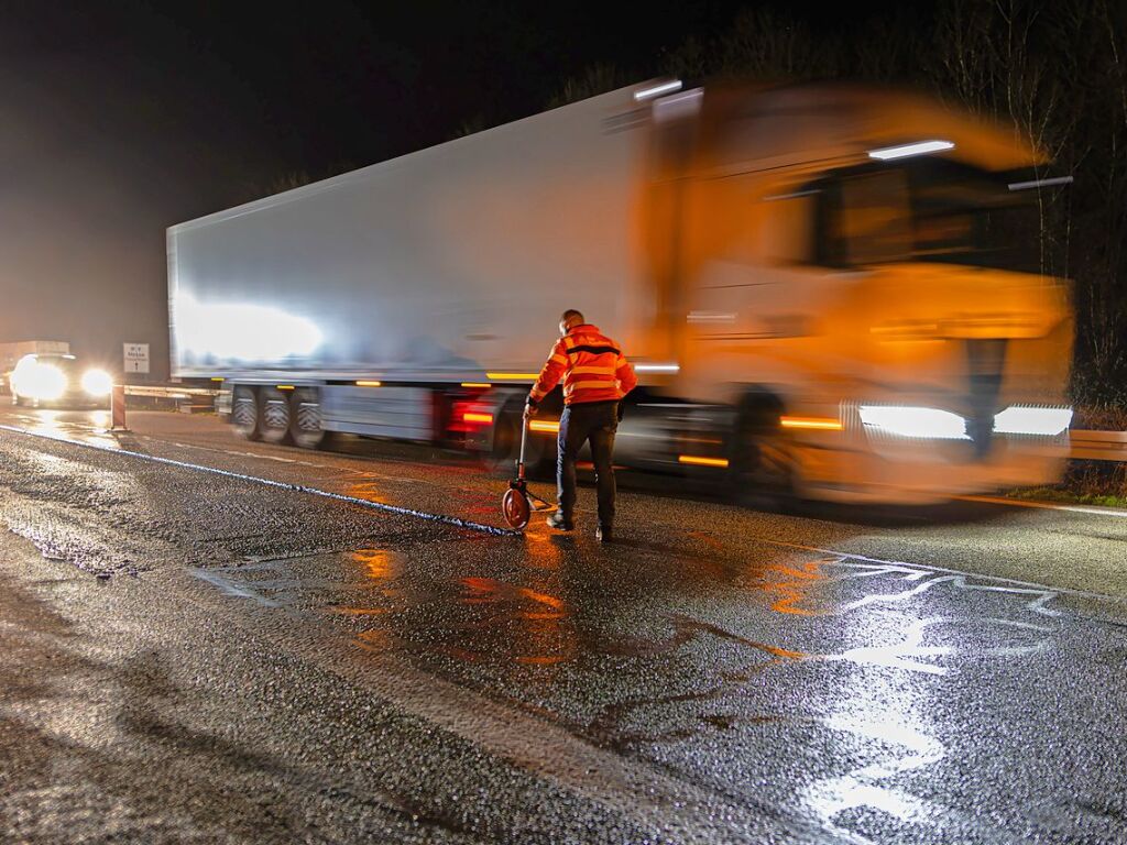 Immer viel zu tun gibt es auf den deutschen Autobahnen. Zu jeder Jahreszeit geben die Mitarbeiter der Autobahnmeisterei Freiburg-Hochdorf alles, um die A 5 zwischen Schutterwald und Neuenburg-Griheim fr den Verkehr sicherer zu machen.