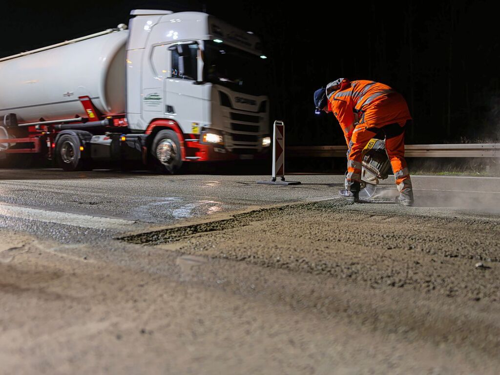 Immer viel zu tun gibt es auf den deutschen Autobahnen. Zu jeder Jahreszeit geben die Mitarbeiter der Autobahnmeisterei Freiburg-Hochdorf alles, um die A 5 zwischen Schutterwald und Neuenburg-Griheim fr den Verkehr sicherer zu machen.