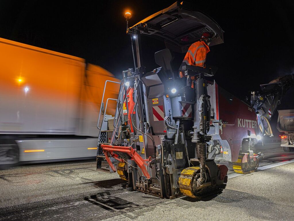 Immer viel zu tun gibt es auf den deutschen Autobahnen. Zu jeder Jahreszeit geben die Mitarbeiter der Autobahnmeisterei Freiburg-Hochdorf alles, um die A 5 zwischen Schutterwald und Neuenburg-Griheim fr den Verkehr sicherer zu machen.