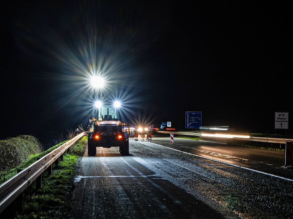 Immer viel zu tun gibt es auf den deutschen Autobahnen. Zu jeder Jahreszeit geben die Mitarbeiter der Autobahnmeisterei Freiburg-Hochdorf alles, um die A 5 zwischen Schutterwald und Neuenburg-Griheim fr den Verkehr sicherer zu machen.