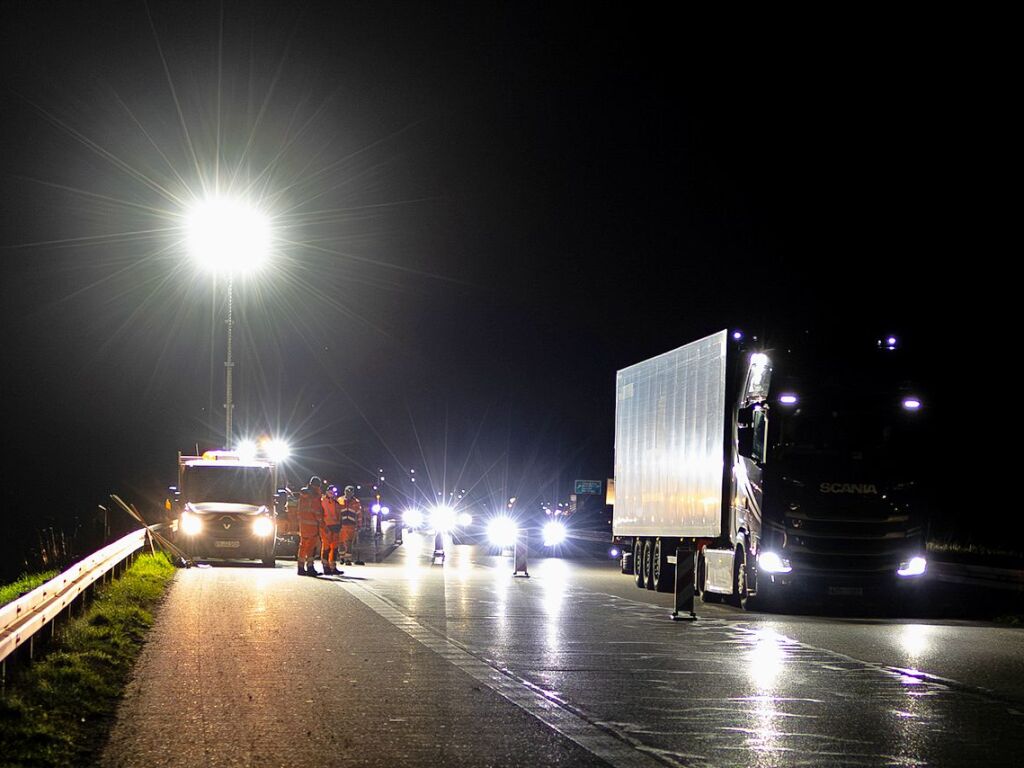 Immer viel zu tun gibt es auf den deutschen Autobahnen. Zu jeder Jahreszeit geben die Mitarbeiter der Autobahnmeisterei Freiburg-Hochdorf alles, um die A 5 zwischen Schutterwald und Neuenburg-Griheim fr den Verkehr sicherer zu machen.