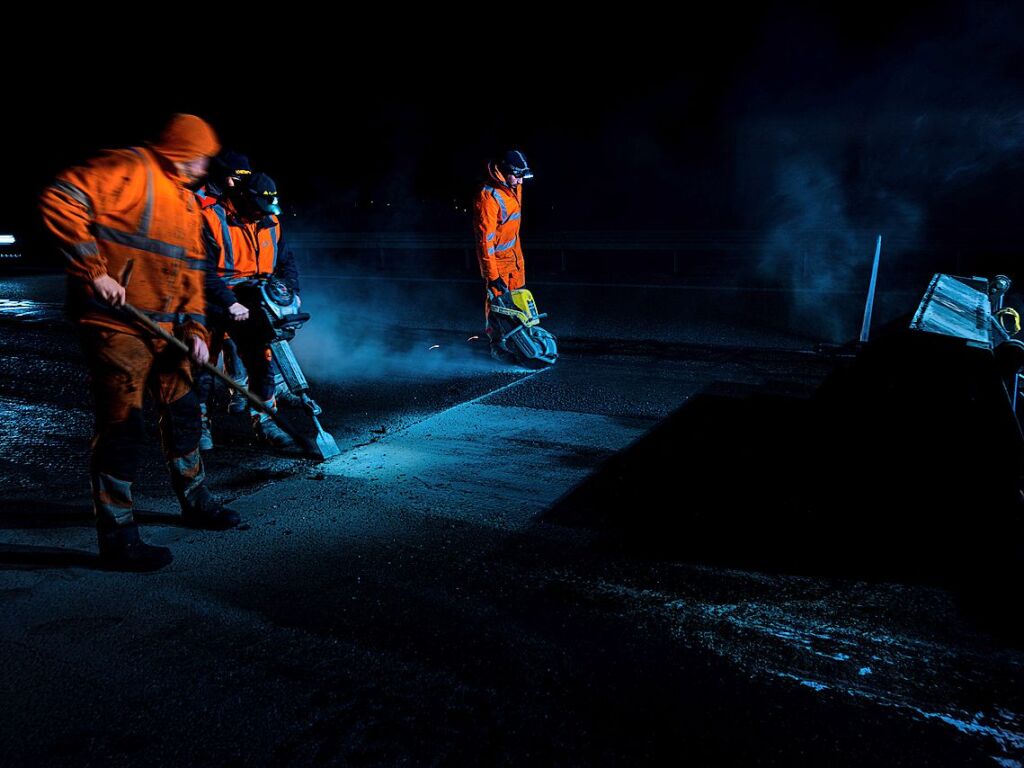 Immer viel zu tun gibt es auf den deutschen Autobahnen. Zu jeder Jahreszeit geben die Mitarbeiter der Autobahnmeisterei Freiburg-Hochdorf alles, um die A 5 zwischen Schutterwald und Neuenburg-Griheim fr den Verkehr sicherer zu machen.