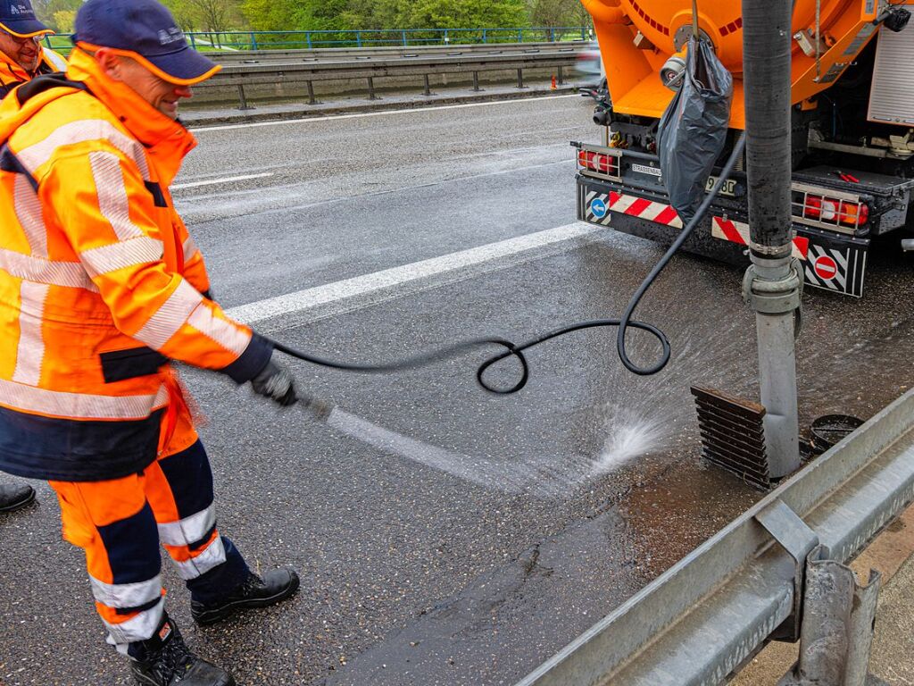 Immer viel zu tun gibt es auf den deutschen Autobahnen. Zu jeder Jahreszeit geben die Mitarbeiter der Autobahnmeisterei Freiburg-Hochdorf alles, um die A 5 zwischen Schutterwald und Neuenburg-Griheim fr den Verkehr sicherer zu machen.