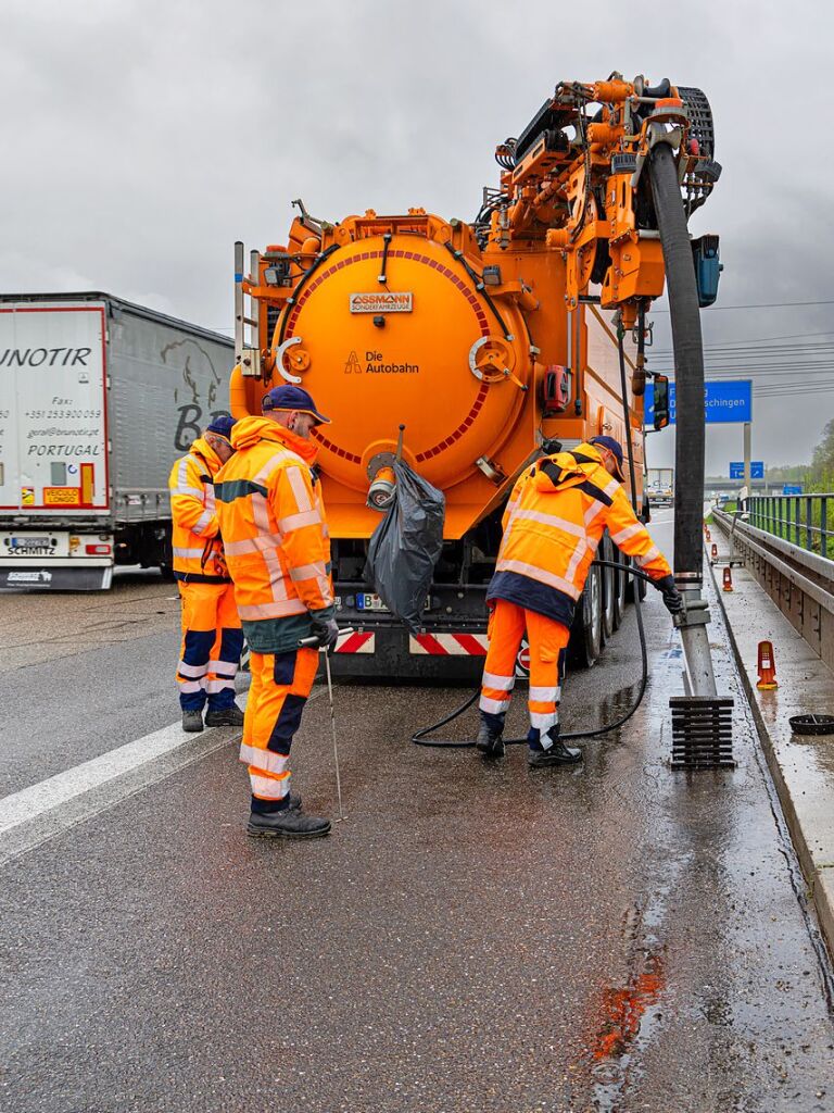 Immer viel zu tun gibt es auf den deutschen Autobahnen. Zu jeder Jahreszeit geben die Mitarbeiter der Autobahnmeisterei Freiburg-Hochdorf alles, um die A 5 zwischen Schutterwald und Neuenburg-Griheim fr den Verkehr sicherer zu machen.