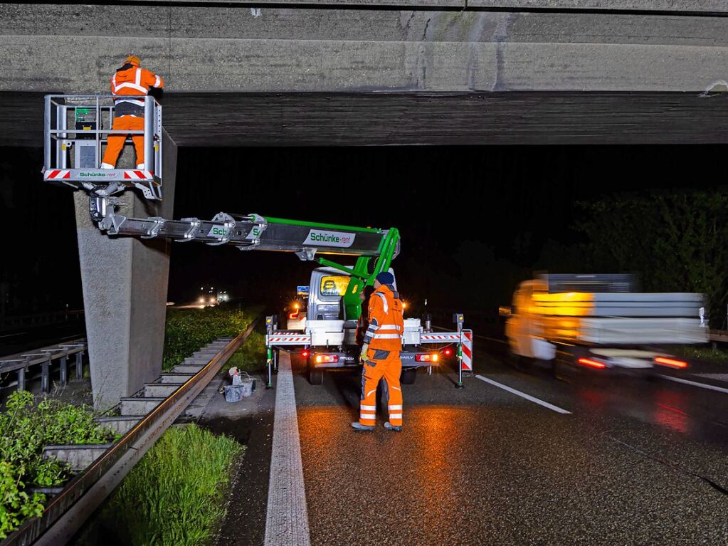 Immer viel zu tun gibt es auf den deutschen Autobahnen. Zu jeder Jahreszeit geben die Mitarbeiter der Autobahnmeisterei Freiburg-Hochdorf alles, um die A 5 zwischen Schutterwald und Neuenburg-Griheim fr den Verkehr sicherer zu machen.