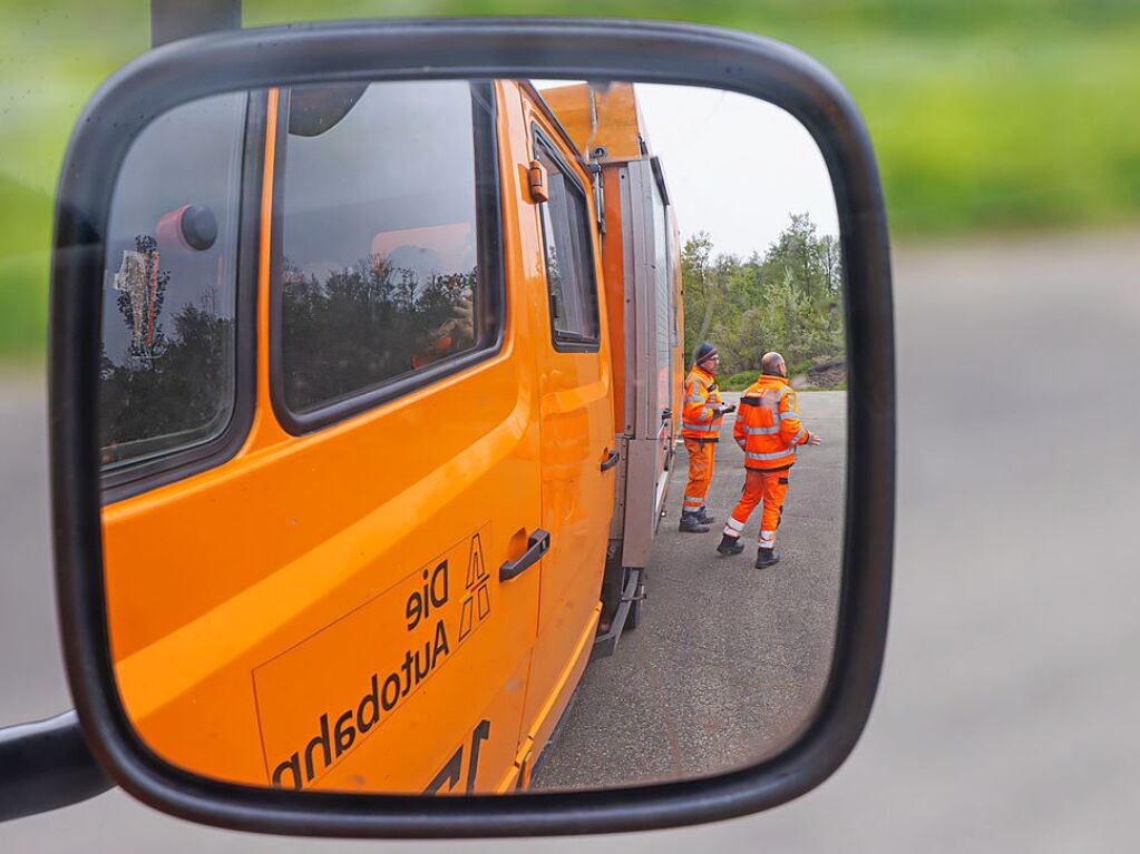 Immer viel zu tun gibt es auf den deutschen Autobahnen. Zu jeder Jahreszeit geben die Mitarbeiter der Autobahnmeisterei Freiburg-Hochdorf alles, um die A 5 zwischen Schutterwald und Neuenburg-Griheim fr den Verkehr sicherer zu machen.