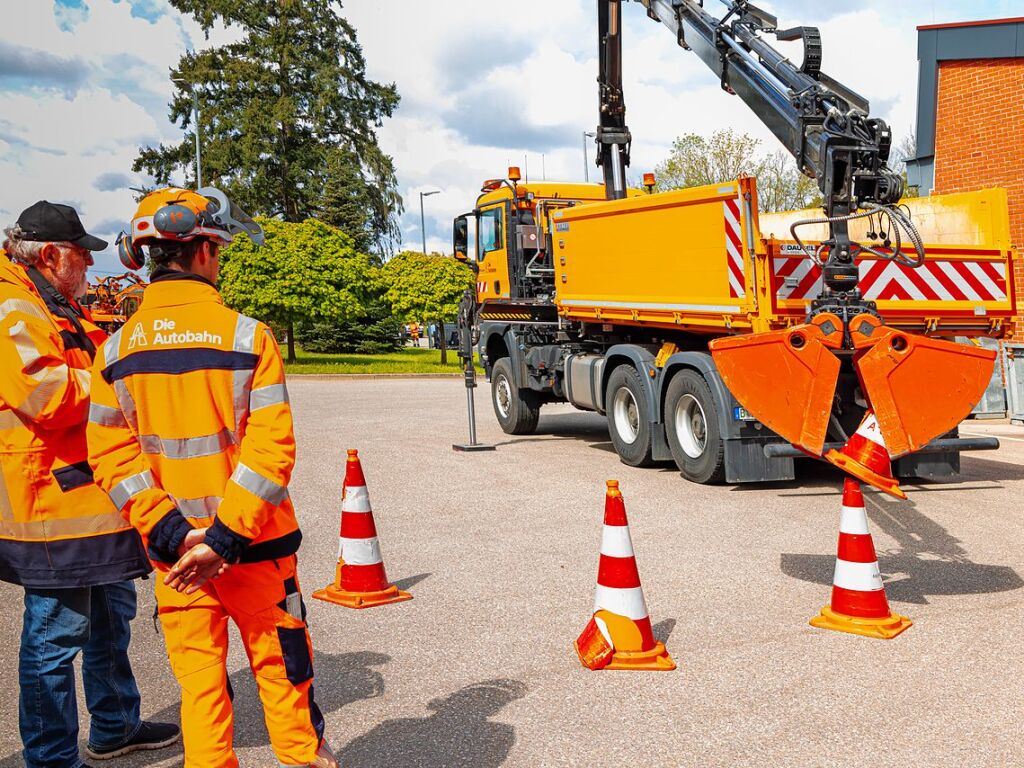 Immer viel zu tun gibt es auf den deutschen Autobahnen. Zu jeder Jahreszeit geben die Mitarbeiter der Autobahnmeisterei Freiburg-Hochdorf alles, um die A 5 zwischen Schutterwald und Neuenburg-Griheim fr den Verkehr sicherer zu machen.