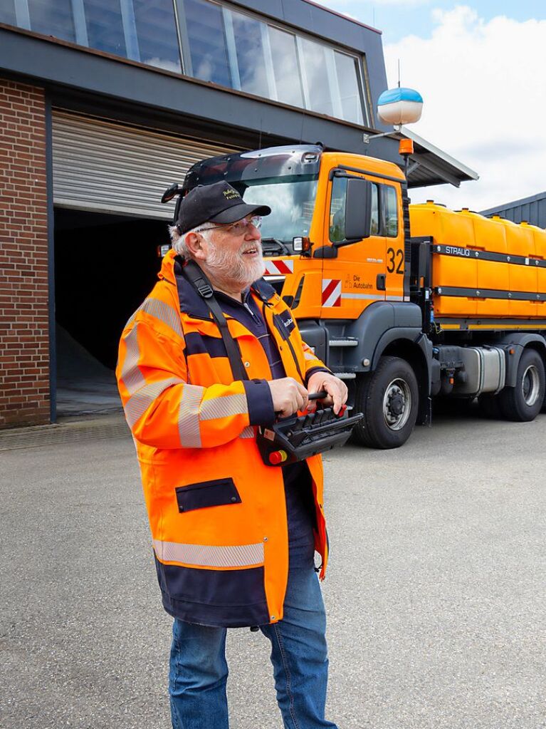 Immer viel zu tun gibt es auf den deutschen Autobahnen. Zu jeder Jahreszeit geben die Mitarbeiter der Autobahnmeisterei Freiburg-Hochdorf alles, um die A 5 zwischen Schutterwald und Neuenburg-Griheim fr den Verkehr sicherer zu machen.