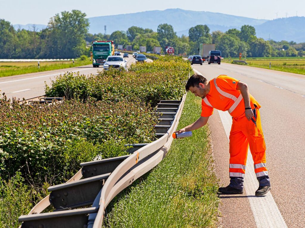 Immer viel zu tun gibt es auf den deutschen Autobahnen. Zu jeder Jahreszeit geben die Mitarbeiter der Autobahnmeisterei Freiburg-Hochdorf alles, um die A 5 zwischen Schutterwald und Neuenburg-Griheim fr den Verkehr sicherer zu machen.