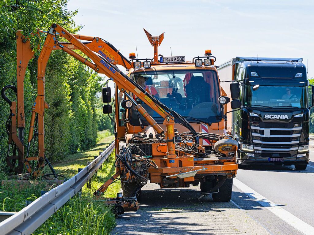 Immer viel zu tun gibt es auf den deutschen Autobahnen. Zu jeder Jahreszeit geben die Mitarbeiter der Autobahnmeisterei Freiburg-Hochdorf alles, um die A 5 zwischen Schutterwald und Neuenburg-Griheim fr den Verkehr sicherer zu machen.