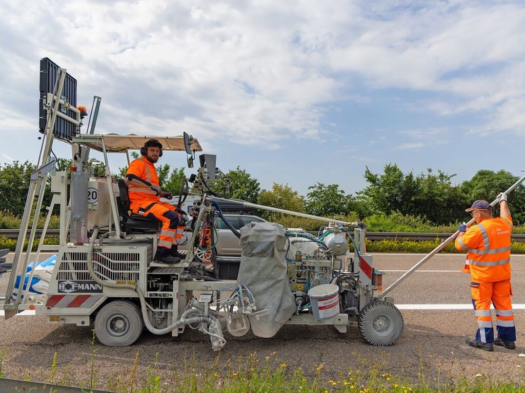 Immer viel zu tun gibt es auf den deutschen Autobahnen. Zu jeder Jahreszeit geben die Mitarbeiter der Autobahnmeisterei Freiburg-Hochdorf alles, um die A 5 zwischen Schutterwald und Neuenburg-Griheim fr den Verkehr sicherer zu machen.