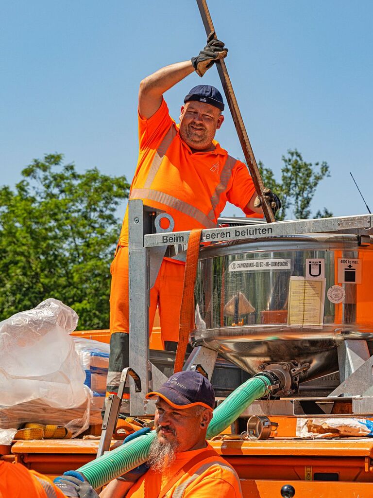 Immer viel zu tun gibt es auf den deutschen Autobahnen. Zu jeder Jahreszeit geben die Mitarbeiter der Autobahnmeisterei Freiburg-Hochdorf alles, um die A 5 zwischen Schutterwald und Neuenburg-Griheim fr den Verkehr sicherer zu machen.