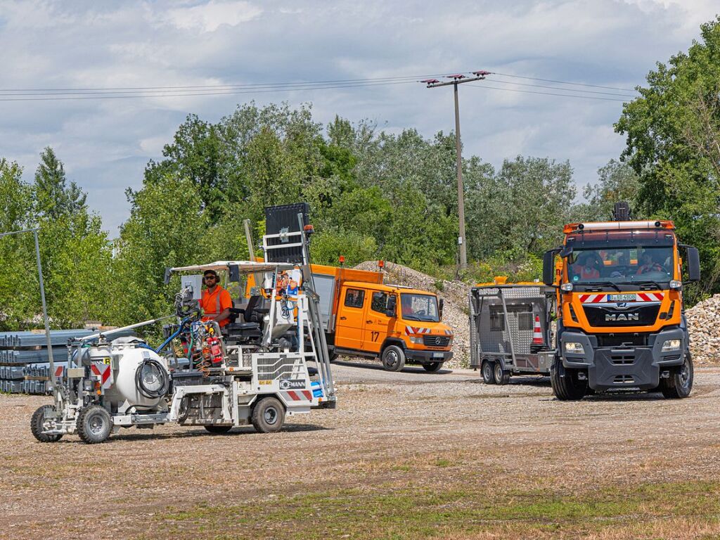 Immer viel zu tun gibt es auf den deutschen Autobahnen. Zu jeder Jahreszeit geben die Mitarbeiter der Autobahnmeisterei Freiburg-Hochdorf alles, um die A 5 zwischen Schutterwald und Neuenburg-Griheim fr den Verkehr sicherer zu machen.