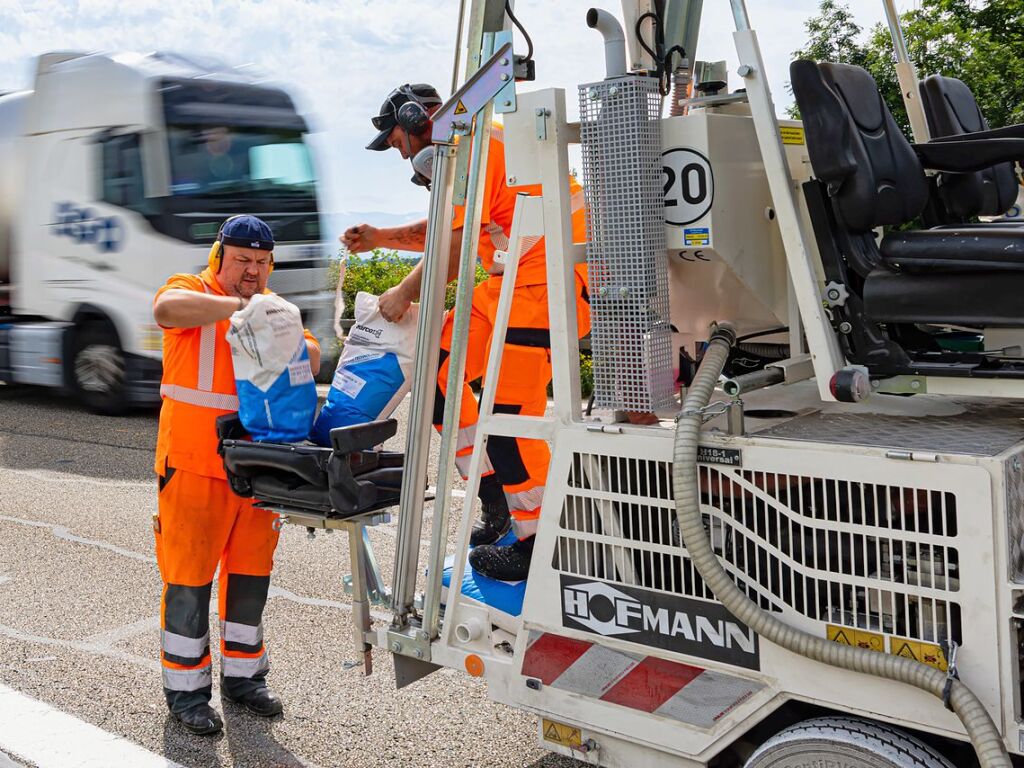 Immer viel zu tun gibt es auf den deutschen Autobahnen. Zu jeder Jahreszeit geben die Mitarbeiter der Autobahnmeisterei Freiburg-Hochdorf alles, um die A 5 zwischen Schutterwald und Neuenburg-Griheim fr den Verkehr sicherer zu machen.