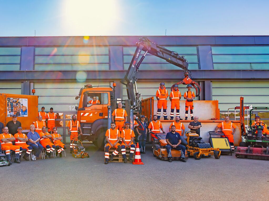 Immer viel zu tun gibt es auf den deutschen Autobahnen. Zu jeder Jahreszeit geben die Mitarbeiter der Autobahnmeisterei Freiburg-Hochdorf alles, um die A 5 zwischen Schutterwald und Neuenburg-Griheim fr den Verkehr sicherer zu machen.