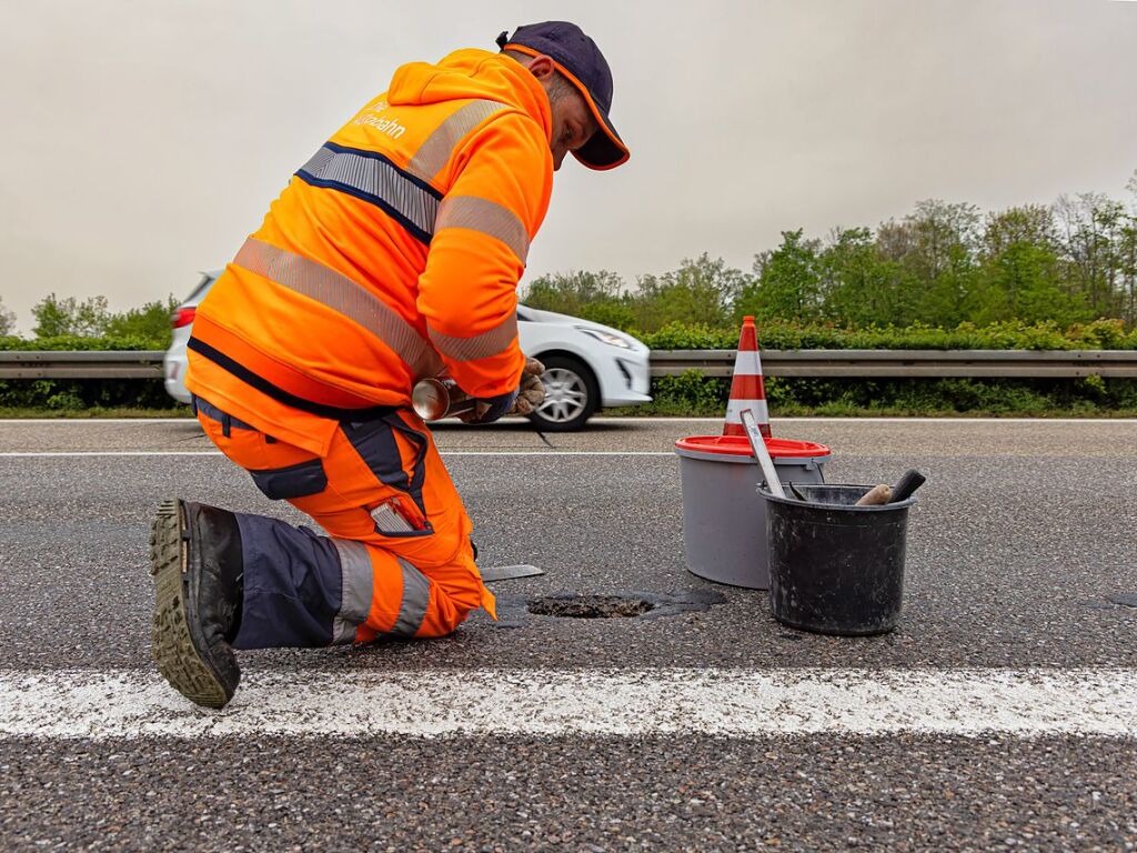 Immer viel zu tun gibt es auf den deutschen Autobahnen. Zu jeder Jahreszeit geben die Mitarbeiter der Autobahnmeisterei Freiburg-Hochdorf alles, um die A 5 zwischen Schutterwald und Neuenburg-Griheim fr den Verkehr sicherer zu machen.