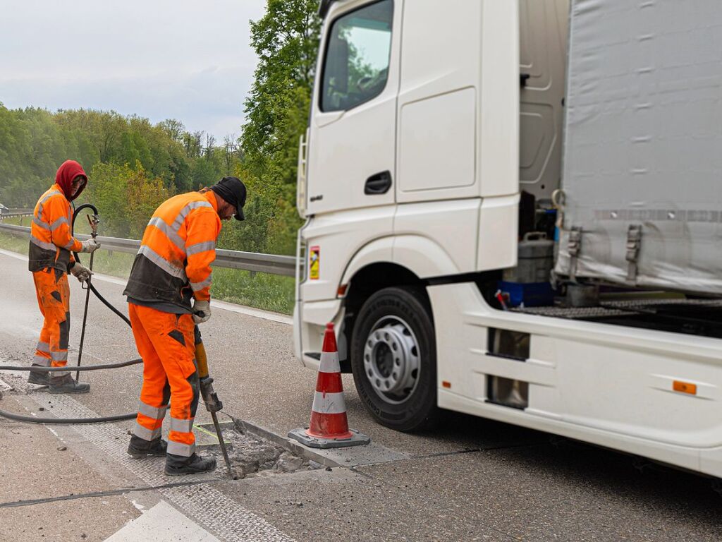 Immer viel zu tun gibt es auf den deutschen Autobahnen. Zu jeder Jahreszeit geben die Mitarbeiter der Autobahnmeisterei Freiburg-Hochdorf alles, um die A 5 zwischen Schutterwald und Neuenburg-Griheim fr den Verkehr sicherer zu machen.