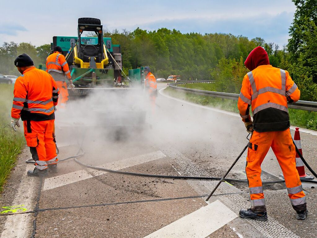 Immer viel zu tun gibt es auf den deutschen Autobahnen. Zu jeder Jahreszeit geben die Mitarbeiter der Autobahnmeisterei Freiburg-Hochdorf alles, um die A 5 zwischen Schutterwald und Neuenburg-Griheim fr den Verkehr sicherer zu machen.