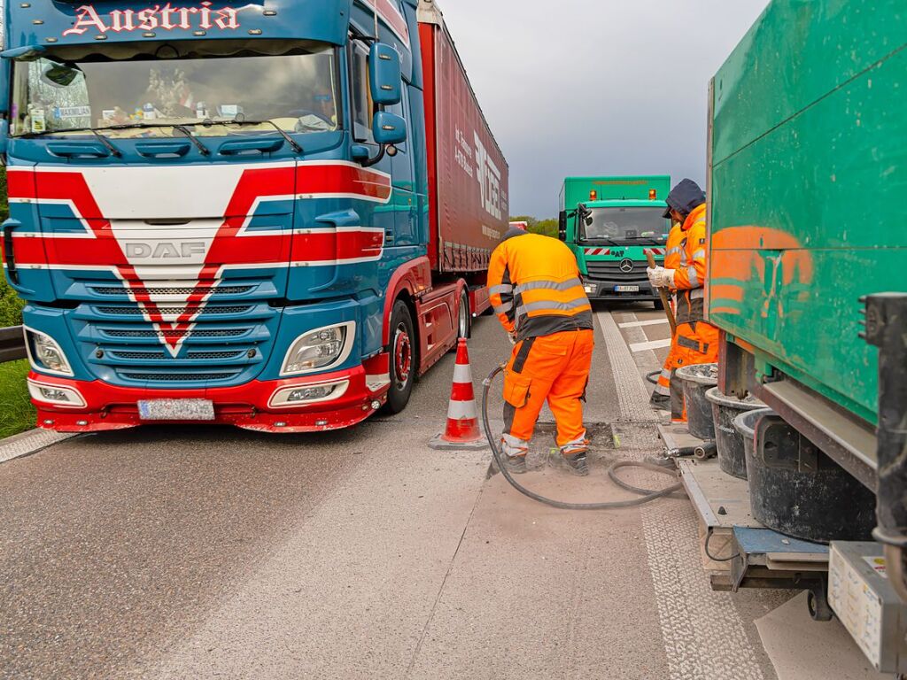 Immer viel zu tun gibt es auf den deutschen Autobahnen. Zu jeder Jahreszeit geben die Mitarbeiter der Autobahnmeisterei Freiburg-Hochdorf alles, um die A 5 zwischen Schutterwald und Neuenburg-Griheim fr den Verkehr sicherer zu machen.