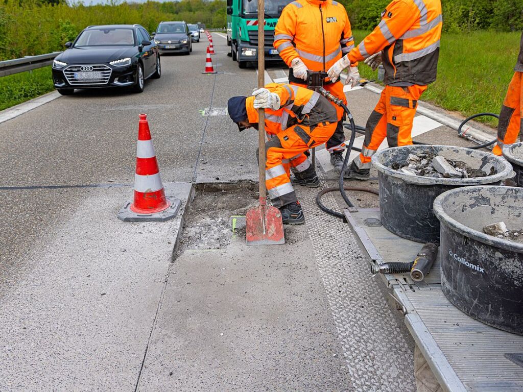 Immer viel zu tun gibt es auf den deutschen Autobahnen. Zu jeder Jahreszeit geben die Mitarbeiter der Autobahnmeisterei Freiburg-Hochdorf alles, um die A 5 zwischen Schutterwald und Neuenburg-Griheim fr den Verkehr sicherer zu machen.