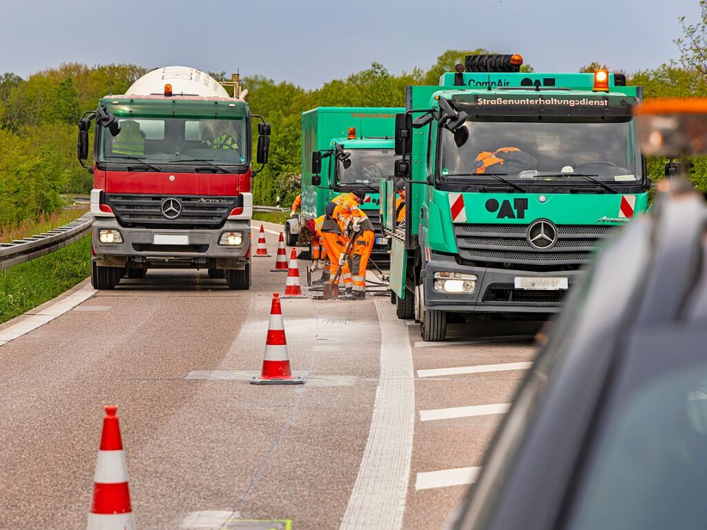 Immer viel zu tun gibt es auf den deutschen Autobahnen. Zu jeder Jahreszeit geben die Mitarbeiter der Autobahnmeisterei Freiburg-Hochdorf alles, um die A 5 zwischen Schutterwald und Neuenburg-Griheim fr den Verkehr sicherer zu machen.