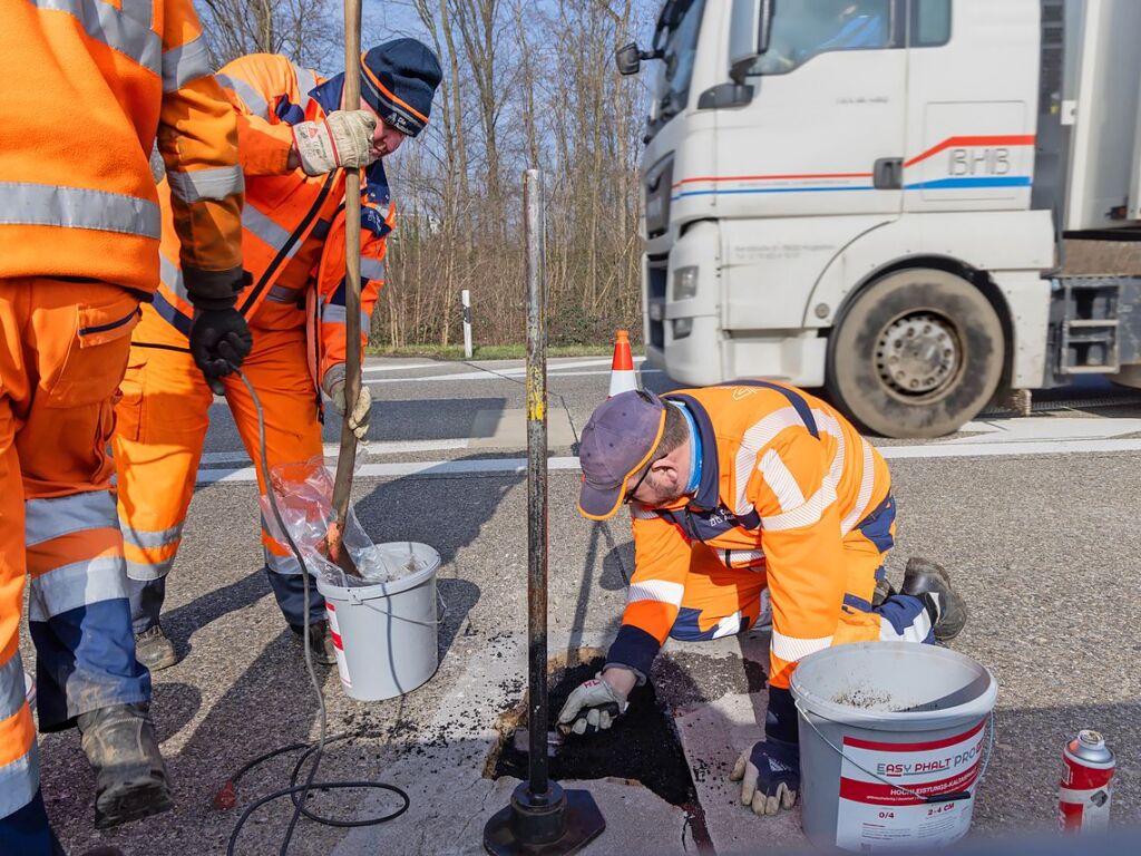 Immer viel zu tun gibt es auf den deutschen Autobahnen. Zu jeder Jahreszeit geben die Mitarbeiter der Autobahnmeisterei Freiburg-Hochdorf alles, um die A 5 zwischen Schutterwald und Neuenburg-Griheim fr den Verkehr sicherer zu machen.