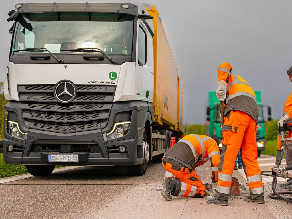 Immer viel zu tun gibt es auf den deutschen Autobahnen. Zu jeder Jahreszeit geben die Mitarbeiter der Autobahnmeisterei Freiburg-Hochdorf alles, um die A 5 zwischen Schutterwald und Neuenburg-Griheim fr den Verkehr sicherer zu machen.