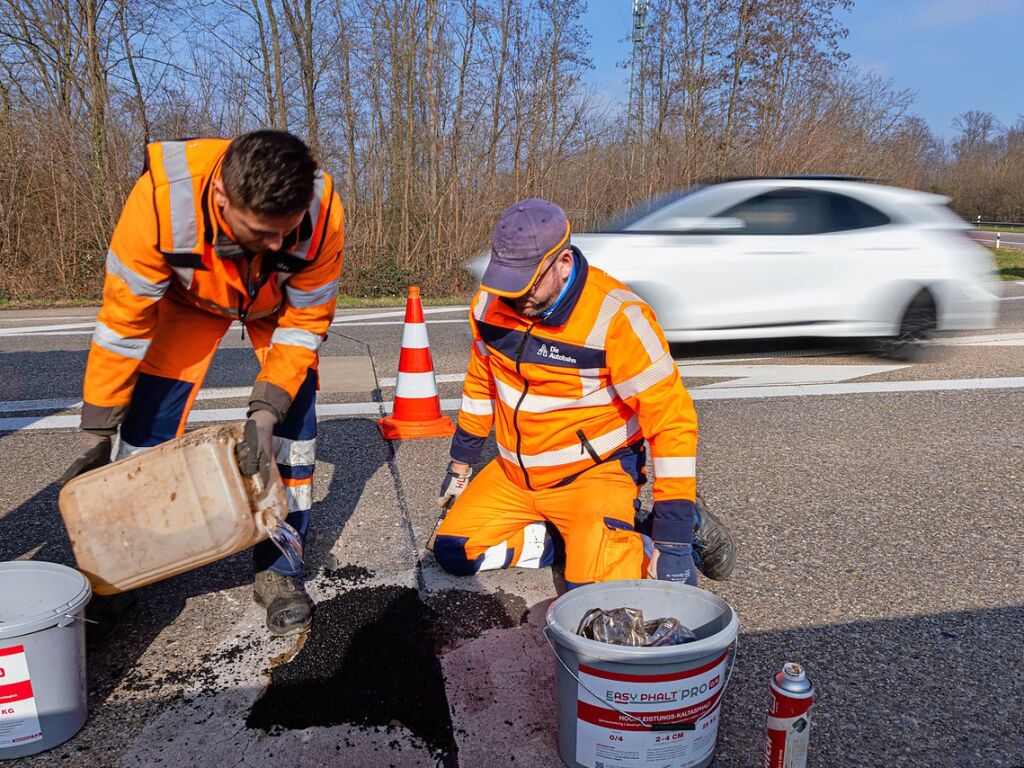 Immer viel zu tun gibt es auf den deutschen Autobahnen. Zu jeder Jahreszeit geben die Mitarbeiter der Autobahnmeisterei Freiburg-Hochdorf alles, um die A 5 zwischen Schutterwald und Neuenburg-Griheim fr den Verkehr sicherer zu machen.