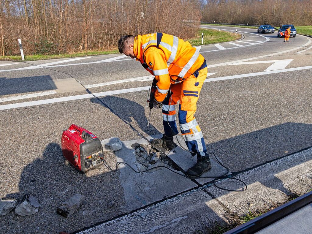 Immer viel zu tun gibt es auf den deutschen Autobahnen. Zu jeder Jahreszeit geben die Mitarbeiter der Autobahnmeisterei Freiburg-Hochdorf alles, um die A 5 zwischen Schutterwald und Neuenburg-Griheim fr den Verkehr sicherer zu machen.