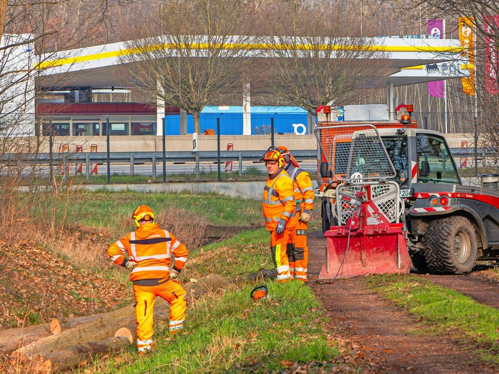 Immer viel zu tun gibt es auf den deutschen Autobahnen. Zu jeder Jahreszeit geben die Mitarbeiter der Autobahnmeisterei Freiburg-Hochdorf alles, um die A 5 zwischen Schutterwald und Neuenburg-Griheim fr den Verkehr sicherer zu machen.