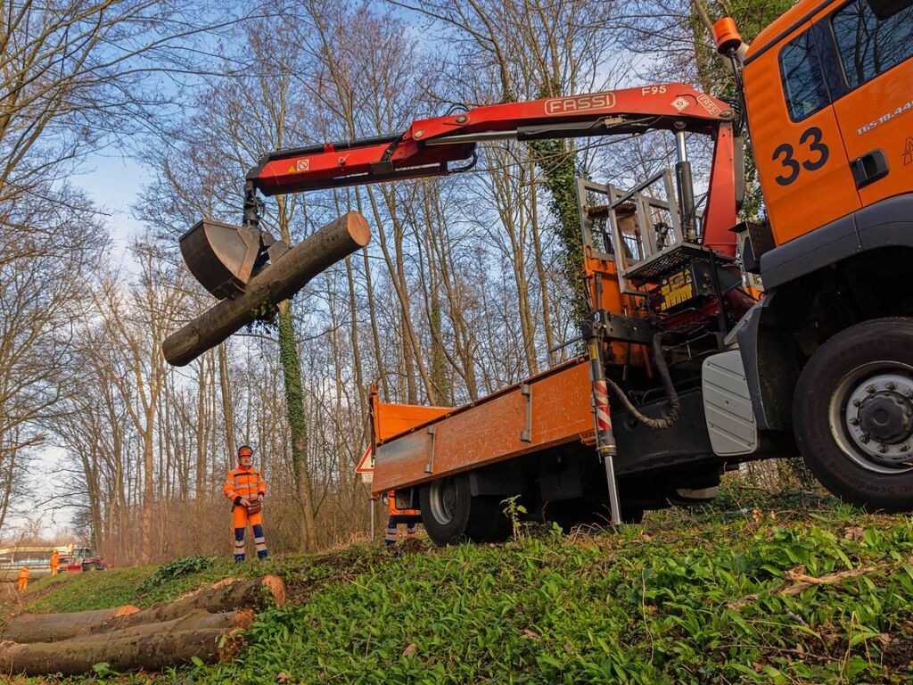 Immer viel zu tun gibt es auf den deutschen Autobahnen. Zu jeder Jahreszeit geben die Mitarbeiter der Autobahnmeisterei Freiburg-Hochdorf alles, um die A 5 zwischen Schutterwald und Neuenburg-Griheim fr den Verkehr sicherer zu machen.